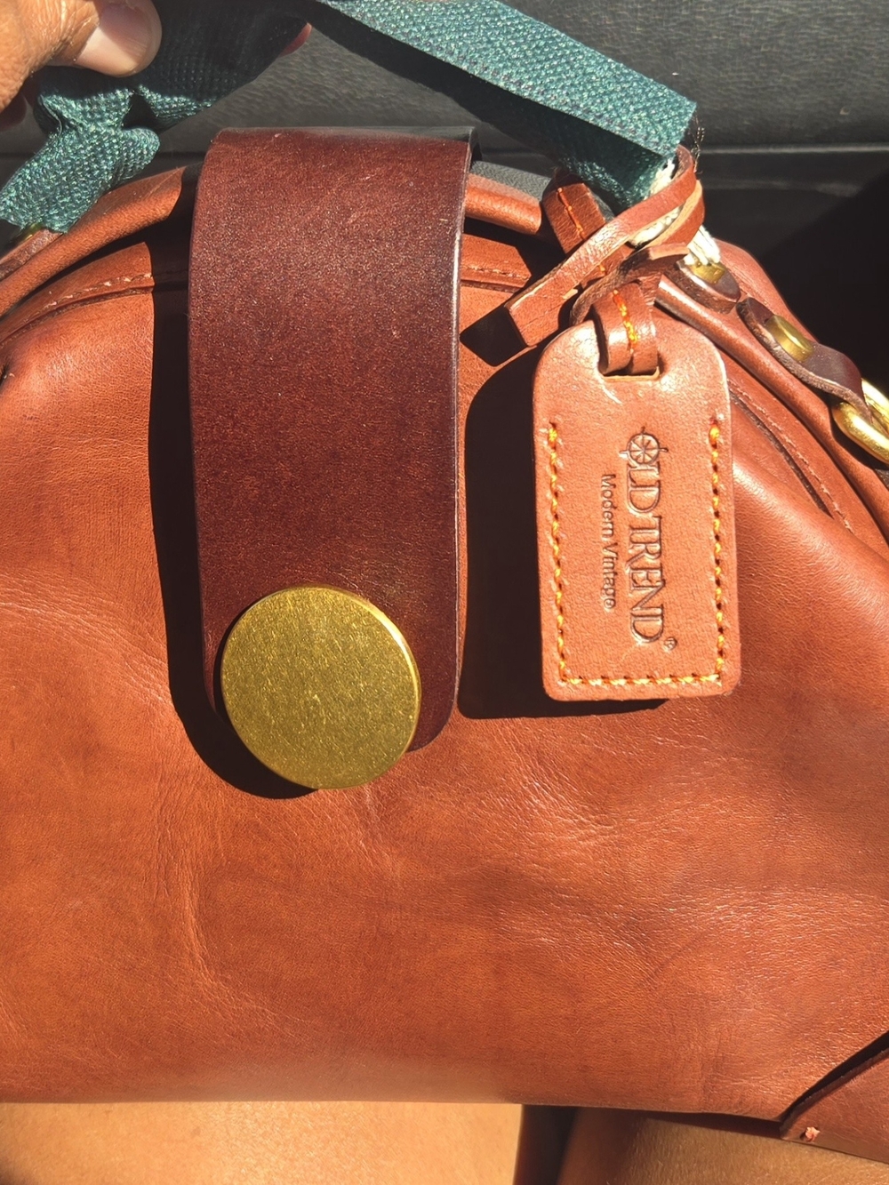 OLD TREND Modern Vintage Leather Crossbody in Cognac